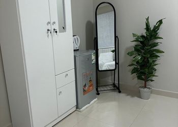 استديو بأثاث مريح وبسيط 