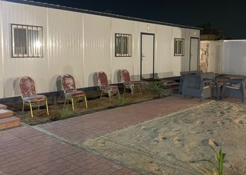 استراحة بجلسة خارجية وألعاب أطفال 