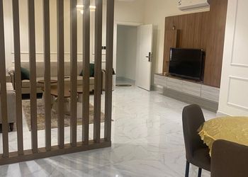 شقة بغرفة معيشة و غرفتين نوم