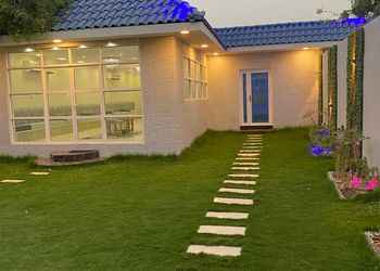 شاليه بجلسة تطل على مسبح خارجي 