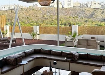 كرفان بإطلالة على مزرعة