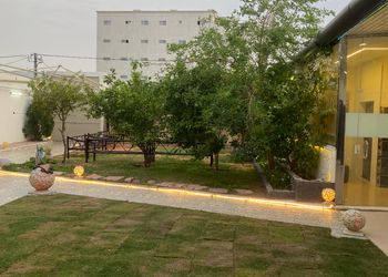 استراحة بجلسة خارجية وألعاب اطفال