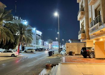 شقة واسعة بصالة وغرفة نوم ومطبخ 