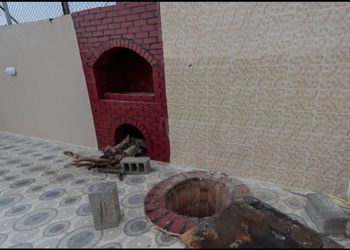 شاليه بملعب كرة طائرة ومسبح.