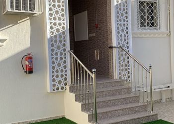 شاليه بمسبح داخلي وجلسة خارجية
