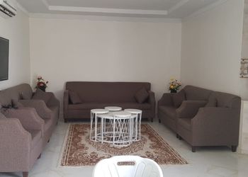 شاليه بمسطح اخضر ومسبح 