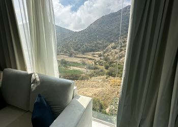 شقة بغرفة جلوس وغرفتين نوم 