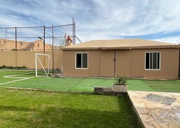استراحة بمجالس ومسطحات خضراء
