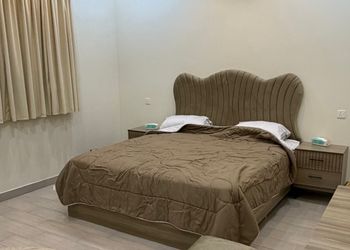 شقة بصالة جلوس وثلاث غرف نوم 