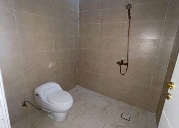 شاليه بألعاب أطفال وجلسة خارجية