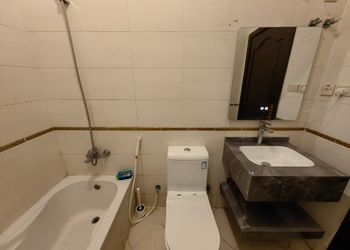 استديو بأثاث مريح وبسيط