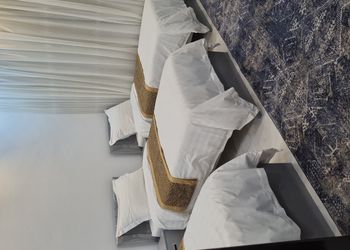 شاليه بمسطح اخضر وجلسة خارجية 
