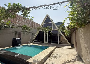 شاليه بجلسة تطل على مسبح خارجي 