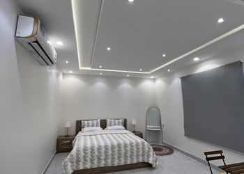 استديو بأثاث مريح وبسيط 