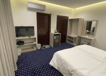 استديو بأسرة مفردة وأثاث مريح