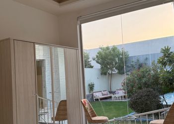 شاليه بمسطح اخضر وجلسة خارجية