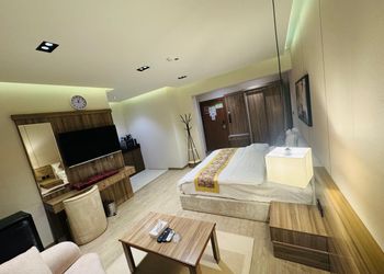 استديو بسرير ماستر وجلسة مريحة 