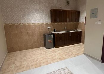 شقة بصالة جلوس وغرفة نوم