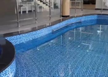 شاليه بمسطح اخضر ومسبح 