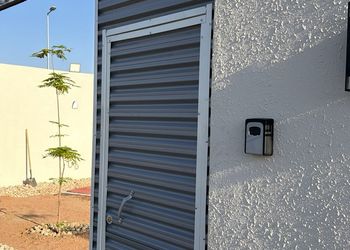 استراحة بمجالس واسعة وفناء خارجي