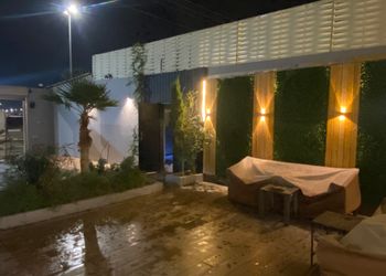 شاليه بمسطح اخضر ومسبح 