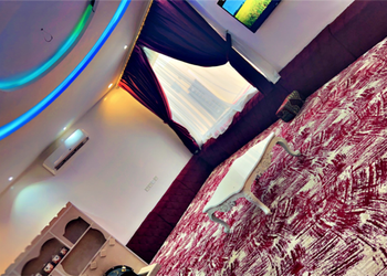 شاليه بالعاب اطفال ومسطح اخضر