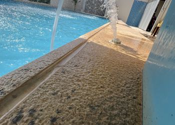استراحة بمسطح اخضر وجلسه خارجيه