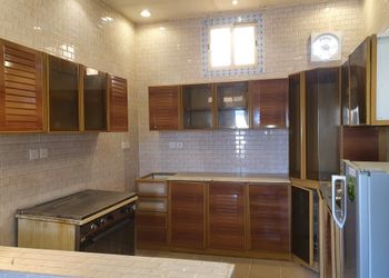 استراحة بمجلس واسع وفناء خارجي