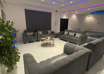 شاليه بصالة مطلة على المسبح 
