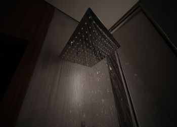 شقة بتصميم هادئ وغرفة نوم 