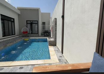 شاليه بمسطح اخضر وجلسة خارجية 