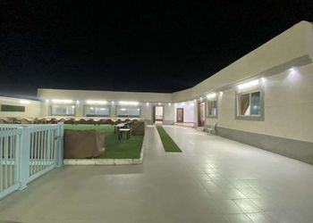 استراحة بمجلس واسع وفناء خارجي 