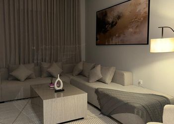 شقة بصالة انيقة ودخول ذاتي