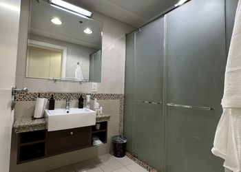 شقة بصالة و اطلالة على المدينة