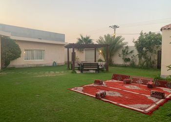 شاليه بجلسه خارجيه ومسطح اخضر 