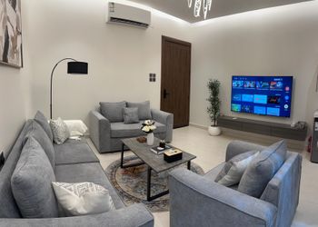 شقة مودرن بصالة واسعة وغرفة نوم
