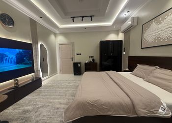 غرفة بسرير ماستر