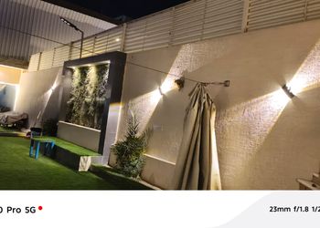 شاليه بمسطح اخضر وجلسة خارجية 