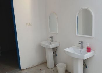 شاليه بجلسة خارجية ومسبح 