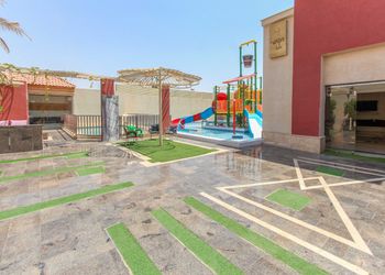 شاليه بمسبح بألعاب مائية