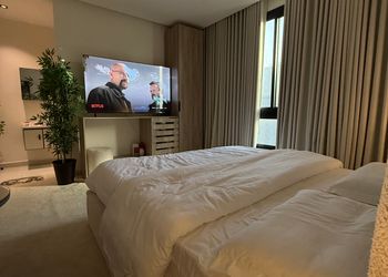 استديو بسرير ماستر وأثاث مريح 