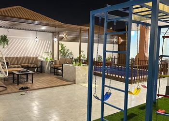 شاليه بمسطح اخضر وجلسة خارجيه