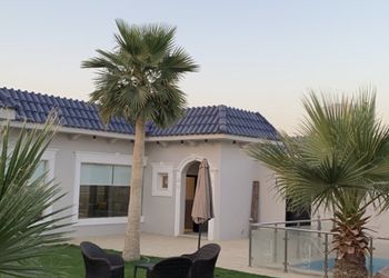 شاليه بمسطح اخضر وجلسة خارجية 