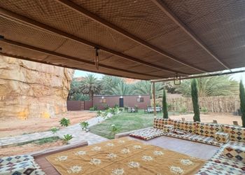 مزرعة محاطة بالجبال