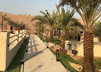 مزرعة بجلسة خارجية واسطبل خيل