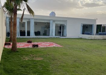 شاليه بألعاب مائية ومسطح اخضر