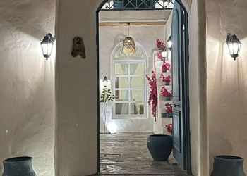 شاليه أنيق بمجلس واسع بتصميم يوناني 
