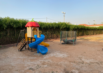 مزرعة بملعب طائره والعاب اطفال  