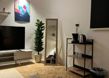 استديو بأثاث مريح وبسيط 