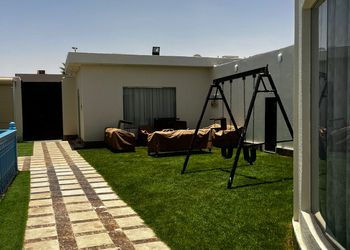 شاليه بجلسة خارجية ومسطح اخضر